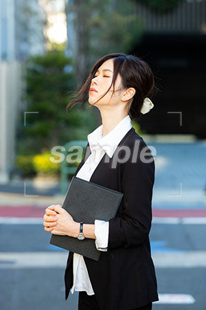 キャリアウーマンの女性の瞑想の表情、左上を向いて目を閉じる a0020489PH