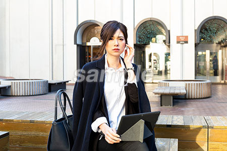 広場で仕事をしている女性の正面を見て悲しむ a0020513PH