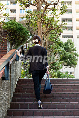 階段を上る女性の後ろ姿 a0020539PH