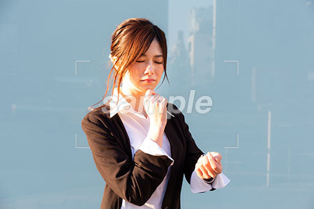 ガラス戸の背景、女性が顎に手を添えて目を閉じる a0020596PH