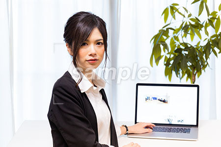 オフィスでパソコンの前に座る女性 a0020602PH