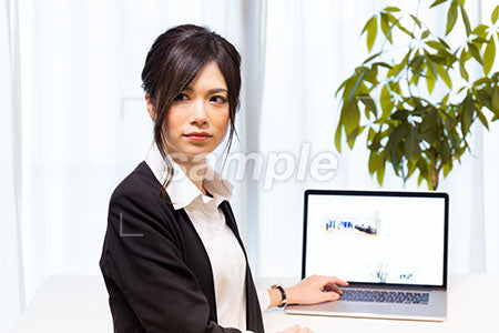 PCデスクの前で座る女性 a0020605PH