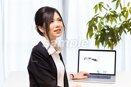 業務中にパソコンの前で微笑むOL a0020608PH