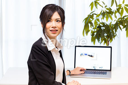 業務中にパソコンの前で微笑む女性 a0020609PH