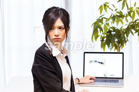 パソコンの前で座って怒っている女性OL a0020614PH