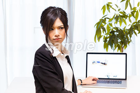 PCの前で怒る女性OL a0020616PH