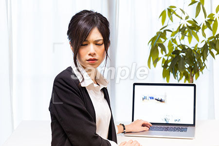 職場でパソコンの前で怒る女性 a0020617PH