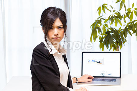 職場でパソコンの前で怒るOL a0020618PH