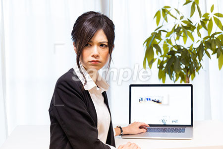 仕事でパソコンの前で怒る女性 a0020620PH