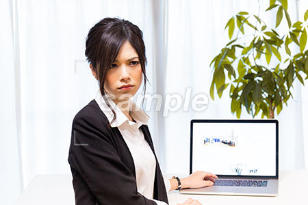 パソコンの前で座って怒っている女性 a0020621PH