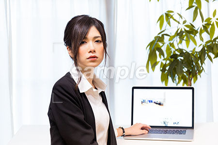 ビジネス 女性の悲しい表情　PCの前で悲しむ a0020622PH