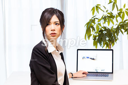 気の抜けた表情の女性、PCのまで仕事をする a0020623PH