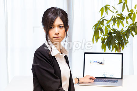 パソコンの前で落ち込む女性 a0020624PH