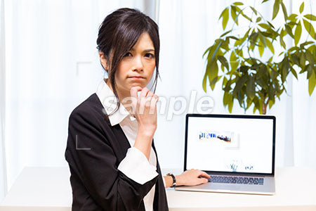 思慮しながらパソコンで仕事をしている女性のOLの写真 a0020633PH