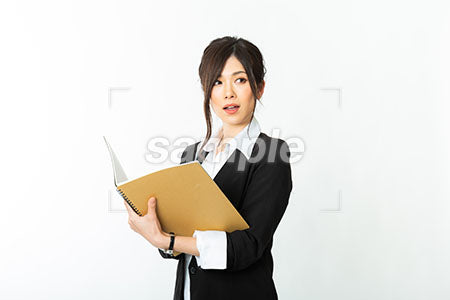 ノートを持って横を見る黒いスーツの女性 a0020728PH