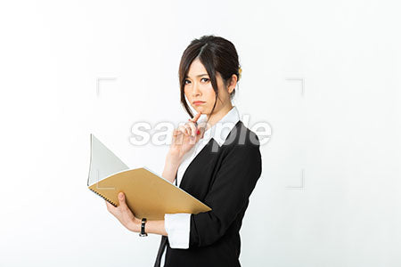 スーツの女性がノートを記載している a0020736PH