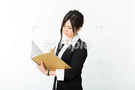 ノート記載しているスーツの女性 a0020738PH