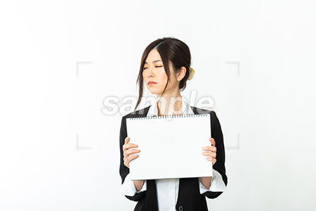ビジネス 女性の瞑想の表情、白いボードを見せて目を閉じる a0020798PH