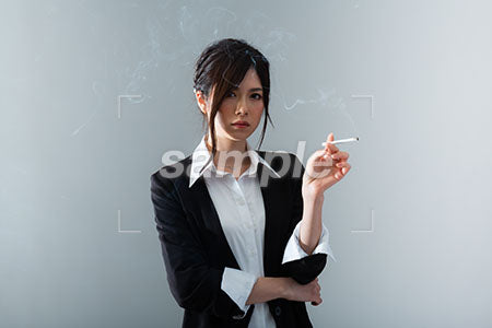 煙草を持って正面を見るかっこいい女性 a0020846PH
