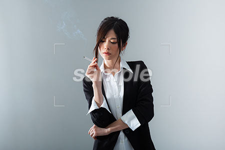 煙草を持って左下を見る女性 a0020856PH