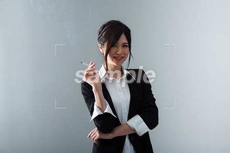タバコを持って笑う女の人 a0020862PH