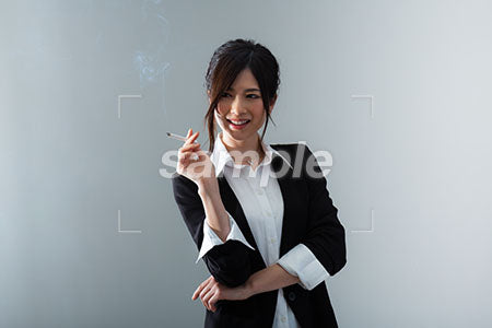 右手にタバコを持って笑って話している女性 a0020863PH