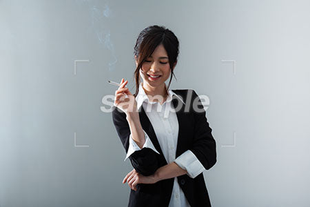 右手に煙草を持って笑って下を向いている女性 a0020864PH