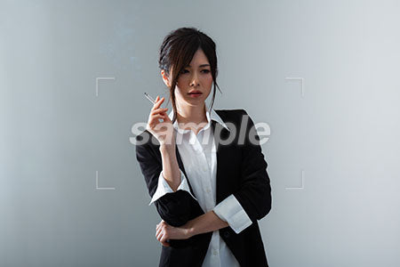 タバコを持って悲しい表情の女性社員 a0020870PH