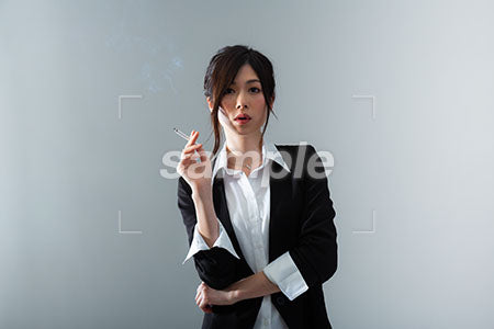 女性が右手にタバコを持ってボーとしている a0020871PH