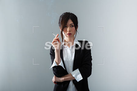 右手にタバコを持って考え事をしている女性 a0020875PH