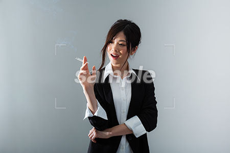 ビジネスシーン 右手にタバコを持って話している女性 a0020880PH