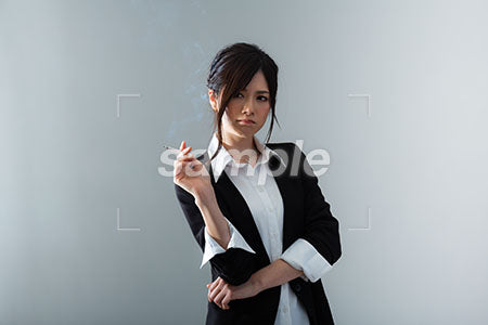右手にタバコを持って考える女性 a0020882PH