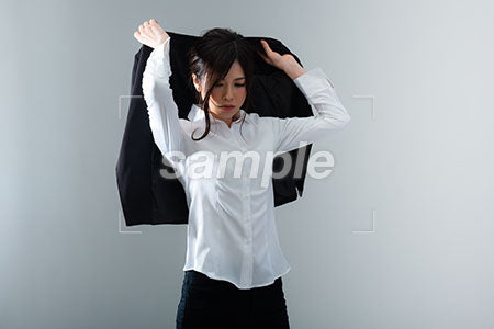 黒のジャケットを着る女性 a0020894PH
