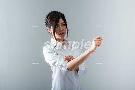 ブラウス袖をまくっている女性 a0020938PH