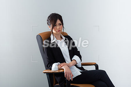 スーツの女性が椅子に座って怒る表情 a0020966PH