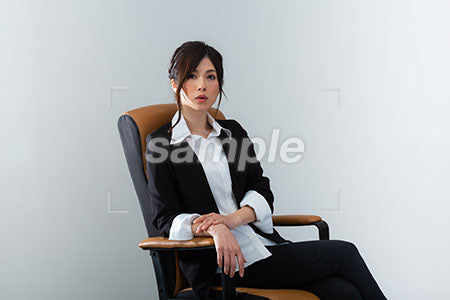 いすに座ってちょっと驚く女性 a0020969PH