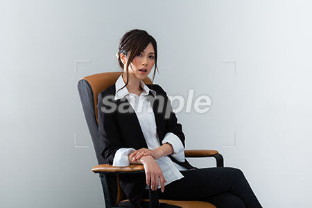 椅子に座ってこちらを見ているスーツ姿のOL a0020970PH