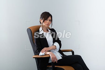 椅子に座っていらっとしたスーツの女性 a0020977PH
