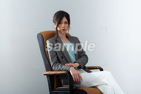 女性が座って正面を見る a0020988PH
