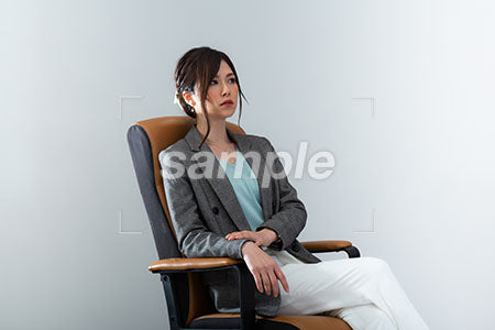 女性の普通の表情、座って右を見る a0020990PH