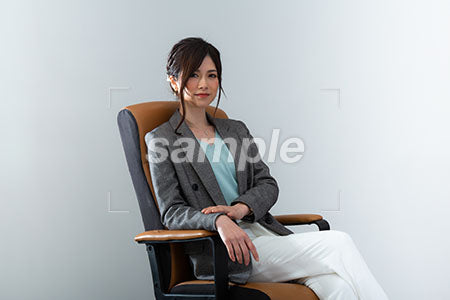 椅子に座って微笑む女性 a0020992PH