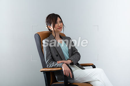 肘掛け椅子にすわり右上を見て微笑む a0020995PH