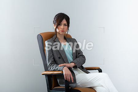 女性が座って不機嫌な表情 a0021000PH