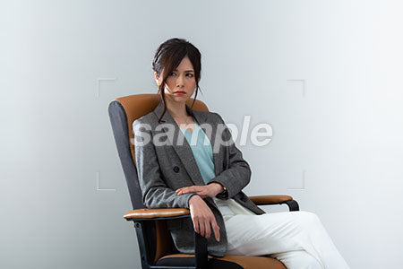 イスに座って不機嫌な表情の女の人 a0021001PH