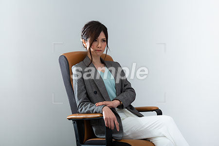椅子にすわり不機嫌な表情の女性 a0021002PH