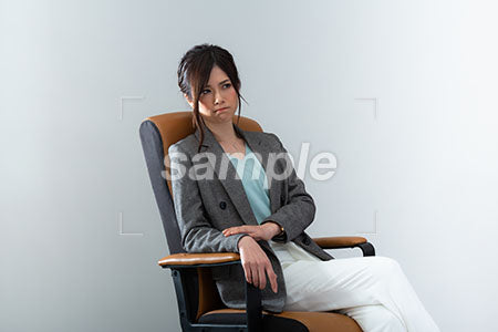 椅子にすわって不機嫌な表情の女性の上司 a0021003PH