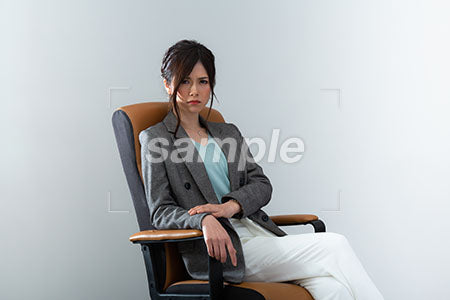 肘掛け椅子にすわり不機嫌な表情 a0021004PH