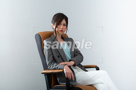 肘掛け椅子にすわり不機嫌な表情の女性 a0021007PH