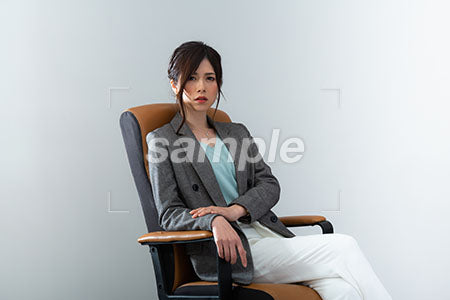 座って不機嫌な表情の女性 a0021008PH