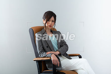 肘掛け椅子にすわり悲しそうな表情の女性 a0021012PH
